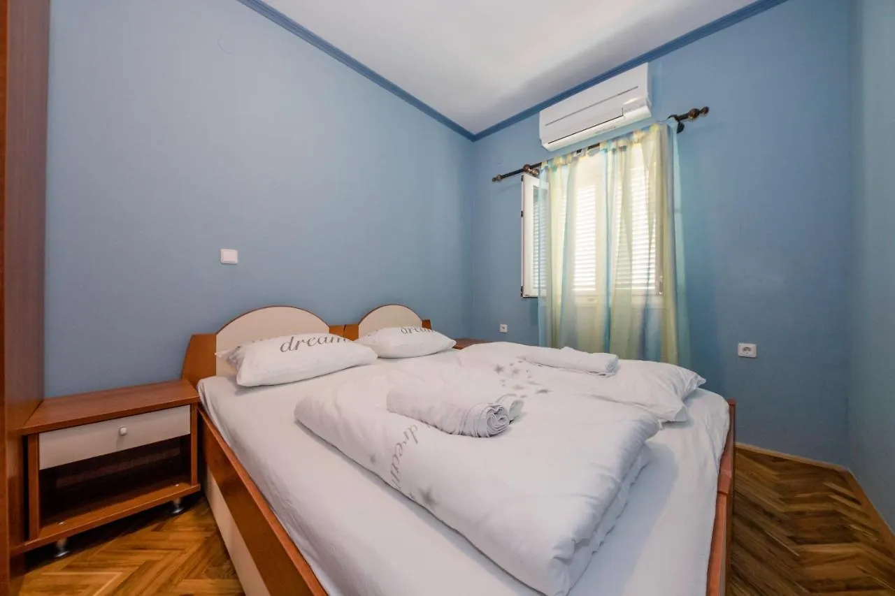 Apartmani Ana & Milo Lopar